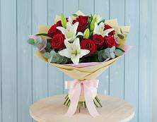 Букет цветов из:  Лилии и Розы в Еманжелинске