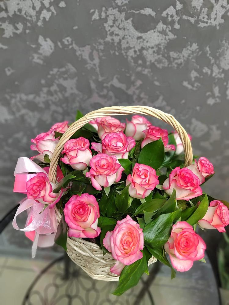 Цветочная композиция из Розы в корзине в Еманжелинске