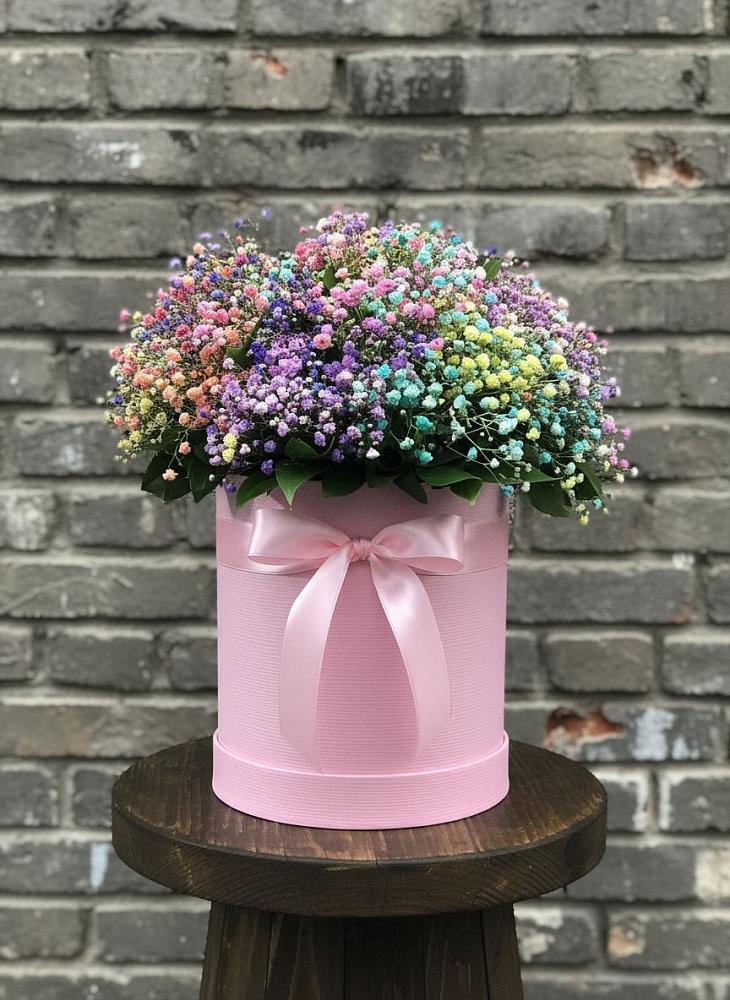 Цветочная композиция из Гипсофила и Розы в шляпной коробке в Еманжелинске