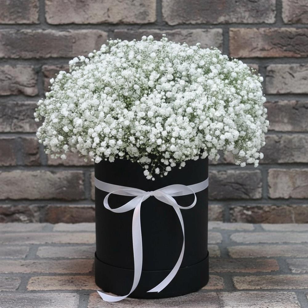 Цветочная композиция из Гипсофила в шляпной коробке в Еманжелинске