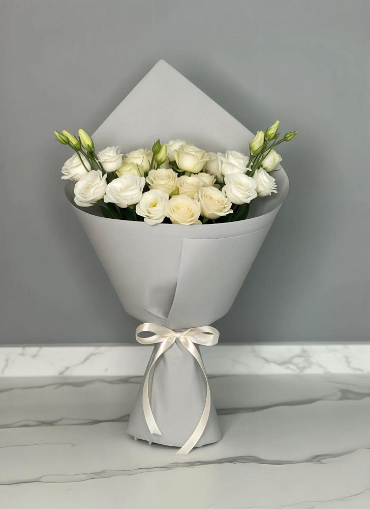 Букет цветов из: Розы и Лизиантусы в Еманжелинске