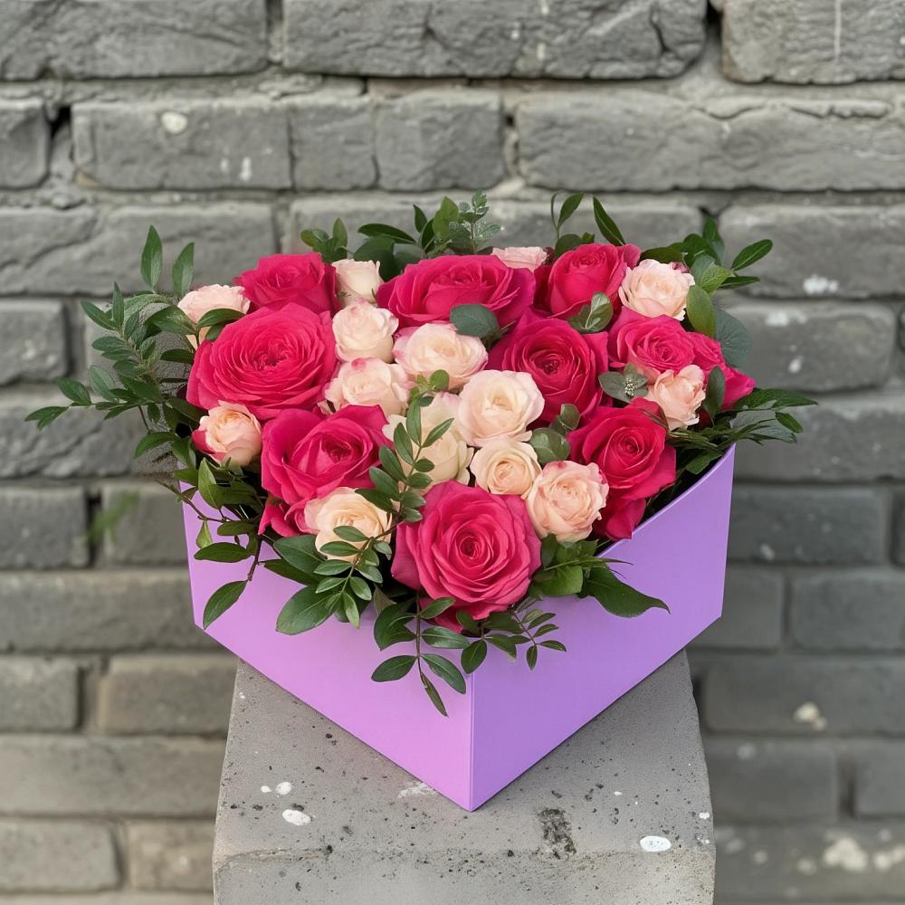 Цветочная композиция из Розы в коробке в Еманжелинске