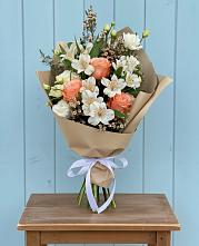 Букет цветов из:  Альстромерии, Лизиантусы, Розы и Хризантемы в Еманжелинске