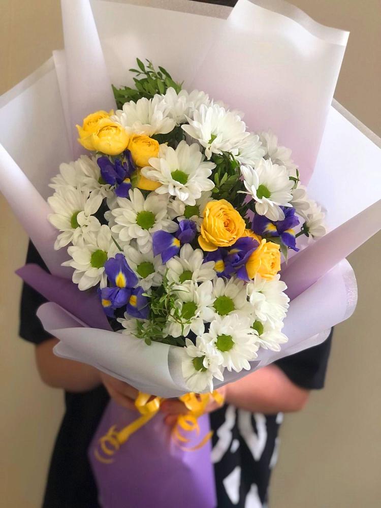 Букет цветов из: Ирисы, Хризантемы и Розы в Еманжелинске
