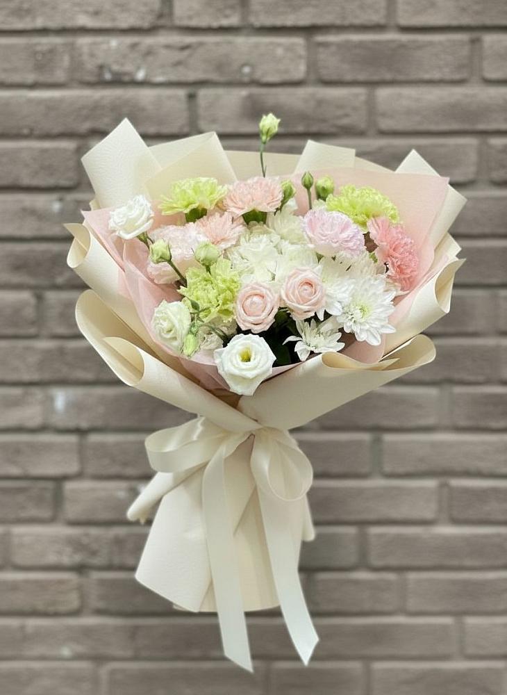 Букет цветов из: Гвоздики, Розы, Лизиантусы и Хризантемы в Еманжелинске