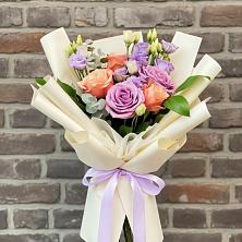 Букет цветов из:  Лизиантусы и Розы в Еманжелинске