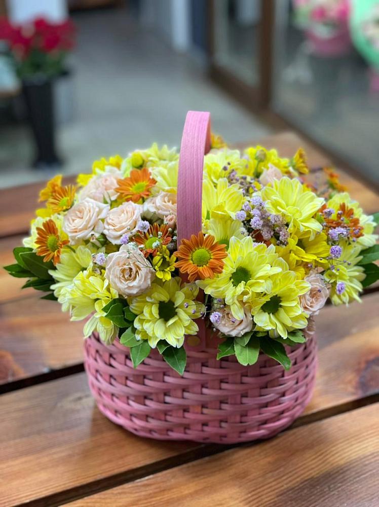 Цветочная композиция из Хризантемы и Розы в корзине в Еманжелинске