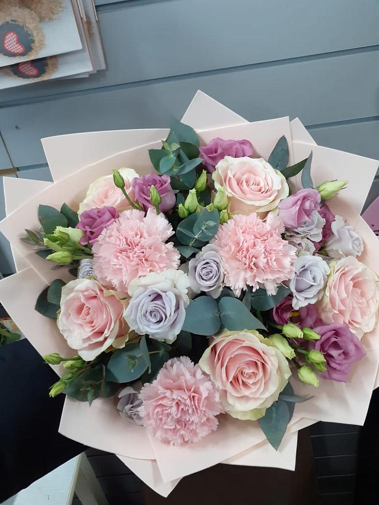 Букет цветов из: Розы, Гвоздики и Лизиантусы в Еманжелинске