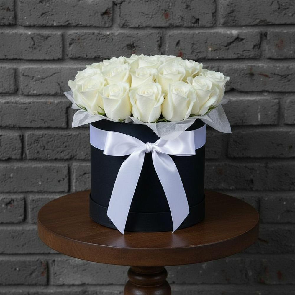 Цветочная композиция из Розы в шляпной коробке в Еманжелинске